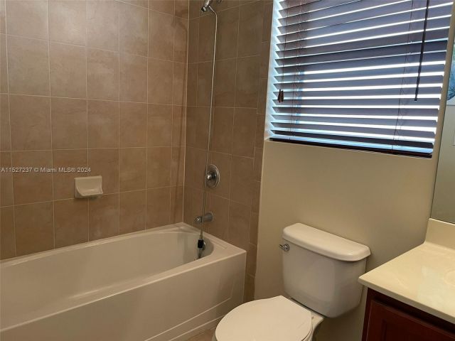 Home for rent at 2401 NE 4th St 2401 - photo 5072710