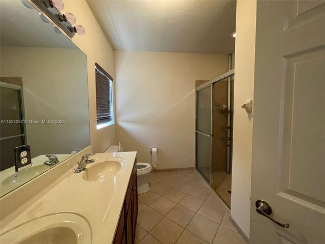 Home for rent at 2401 NE 4th St 2401 - photo 5072715