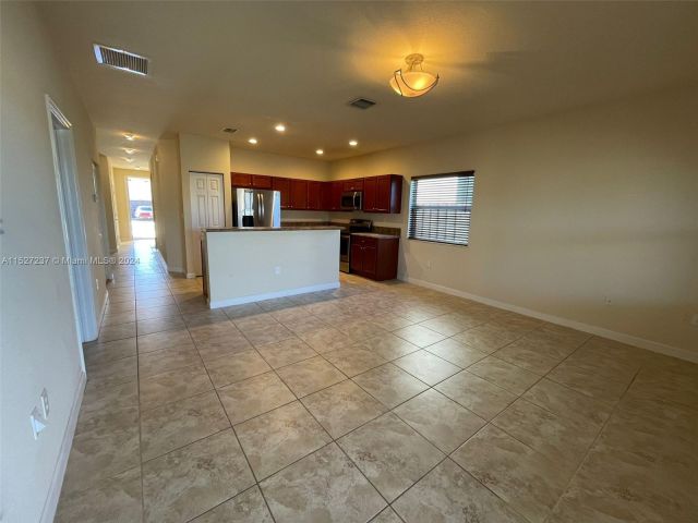 Home for rent at 2401 NE 4th St 2401 - photo 5072716
