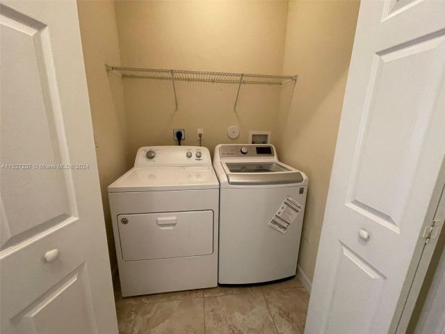 Home for rent at 2401 NE 4th St 2401 - photo 5072720