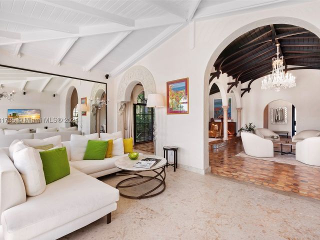 4-bedroom home for sale in Miami Beach - 527 E Dilido Dr - MondialRealty