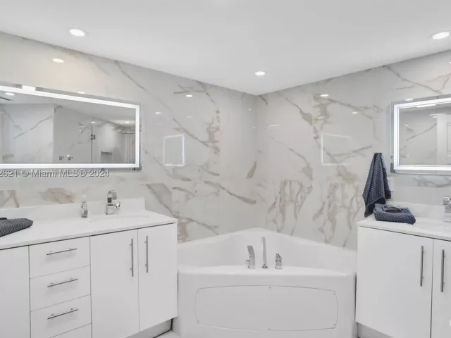 2-bedroom condo for rent in Sunny Isles Beach - 16699 Collins Ave 2209 - MondialRealty