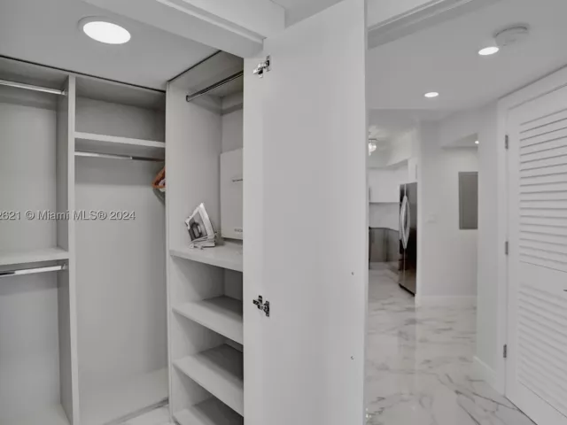 2-bedroom condo for rent in Sunny Isles Beach - 16699 Collins Ave 2209 - MondialRealty
