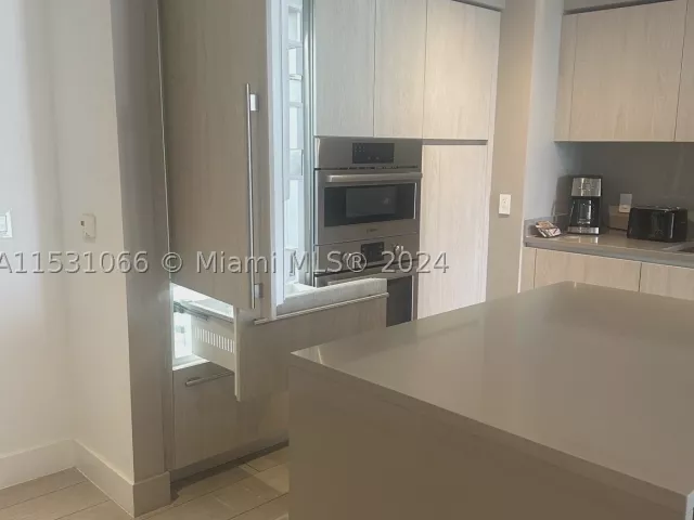 2-bedroom condo for sale in Hollywood - 4010 S Ocean Dr R707 - MondialRealty
