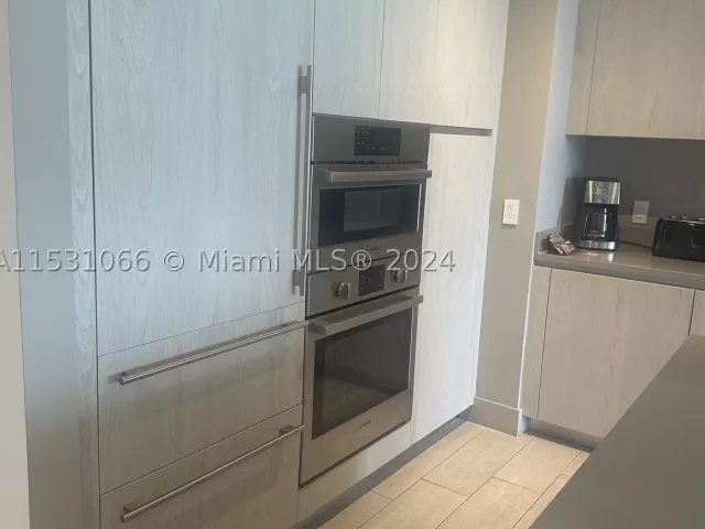 2-bedroom condo for sale in Hollywood - 4010 S Ocean Dr R707 - MondialRealty