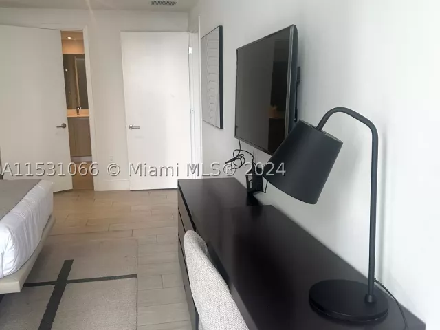 2-bedroom condo for sale in Hollywood - 4010 S Ocean Dr R707 - MondialRealty
