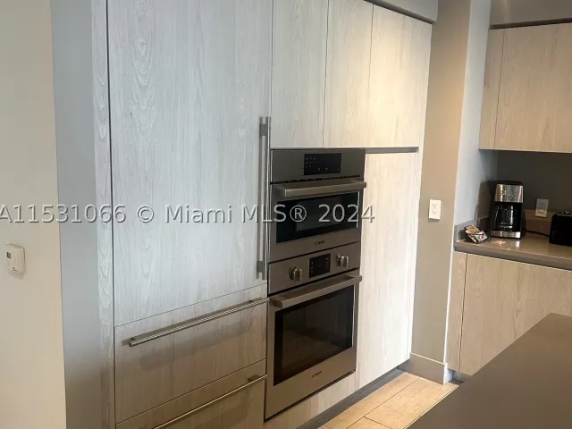 2-bedroom condo for sale in Hollywood - 4010 S Ocean Dr R707 - MondialRealty