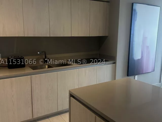 2-bedroom condo for sale in Hollywood - 4010 S Ocean Dr R707 - MondialRealty