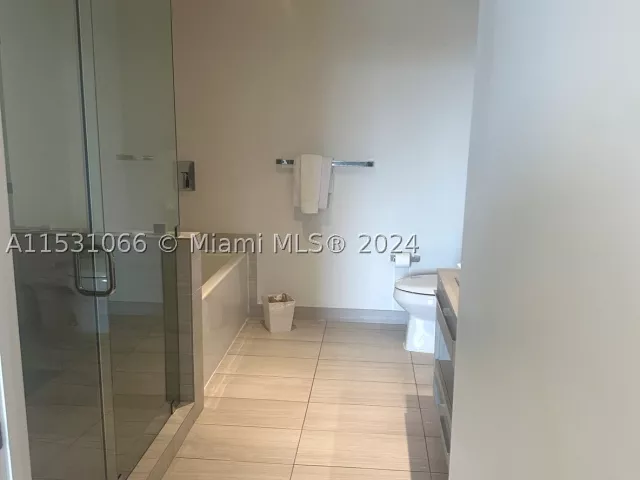 2-bedroom condo for sale in Hollywood - 4010 S Ocean Dr R707 - MondialRealty