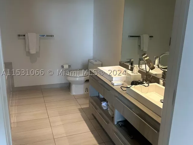 2-bedroom condo for sale in Hollywood - 4010 S Ocean Dr R707 - MondialRealty