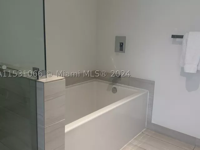 2-bedroom condo for sale in Hollywood - 4010 S Ocean Dr R707 - MondialRealty