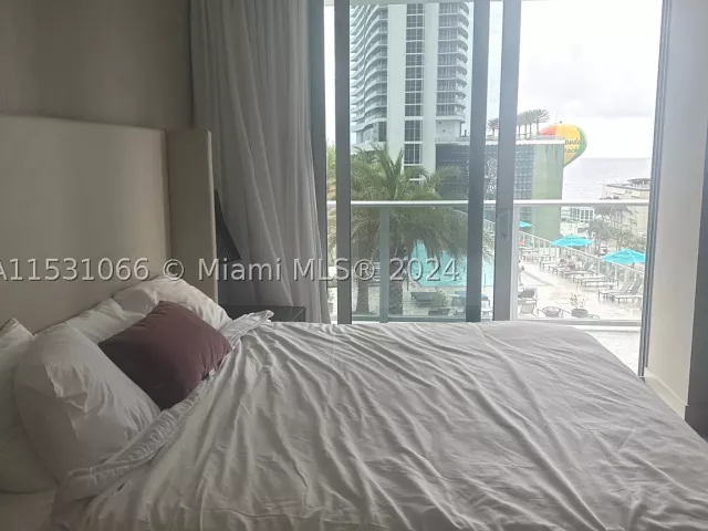 2-bedroom condo for sale in Hollywood - 4010 S Ocean Dr R707 - MondialRealty