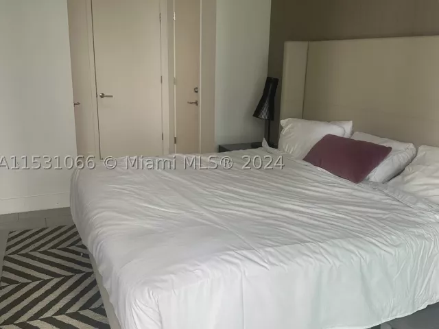 2-bedroom condo for sale in Hollywood - 4010 S Ocean Dr R707 - MondialRealty