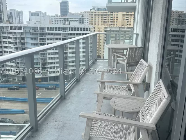 2-bedroom condo for sale in Hollywood - 4010 S Ocean Dr R707 - MondialRealty