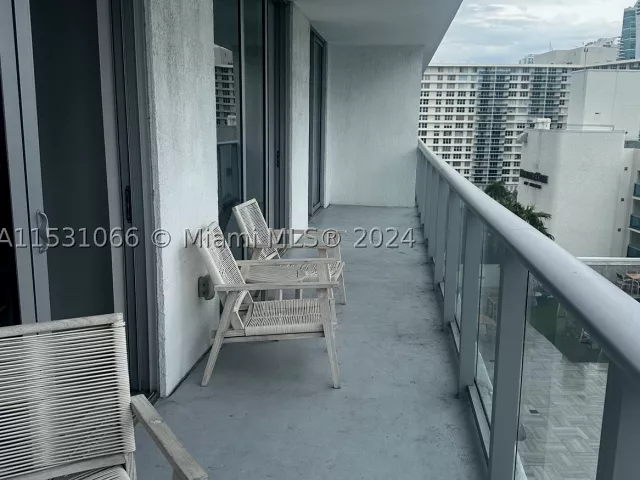 2-bedroom condo for sale in Hollywood - 4010 S Ocean Dr R707 - MondialRealty
