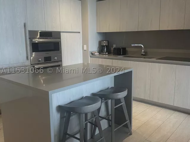 2-bedroom condo for sale in Hollywood - 4010 S Ocean Dr R707 - MondialRealty