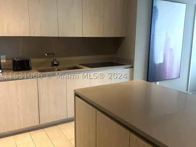 2-bedroom condo for sale in Hollywood - 4010 S Ocean Dr R707 - MondialRealty