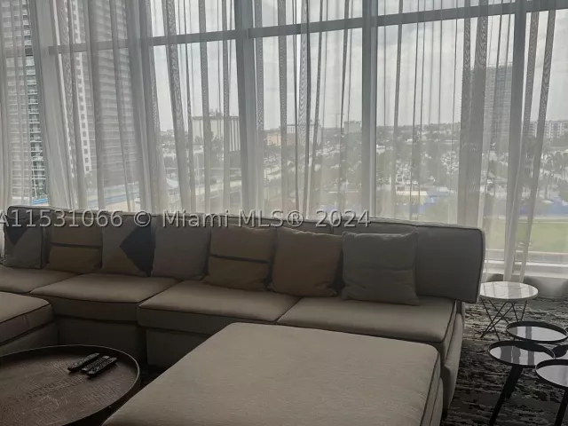 2-bedroom condo for sale in Hollywood - 4010 S Ocean Dr R707 - MondialRealty