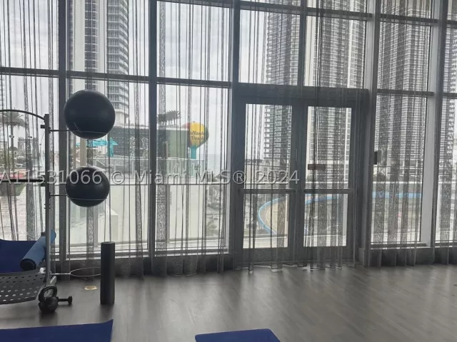 2-bedroom condo for sale in Hollywood - 4010 S Ocean Dr R707 - MondialRealty