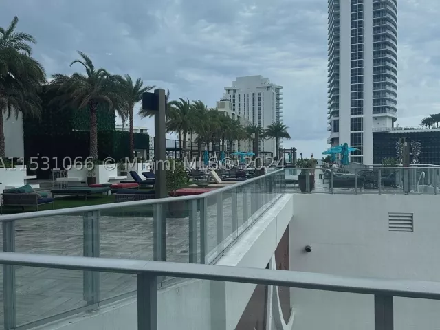 2-bedroom condo for sale in Hollywood - 4010 S Ocean Dr R707 - MondialRealty