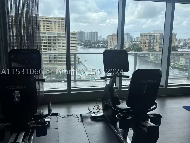 2-bedroom condo for sale in Hollywood - 4010 S Ocean Dr R707 - MondialRealty