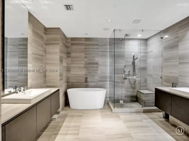 3-bedroom condo for sale in Aventura - 3250 NE 188th St 207 - MondialRealty