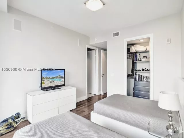 3-bedroom condo for sale in Aventura - 3250 NE 188th St 207 - MondialRealty
