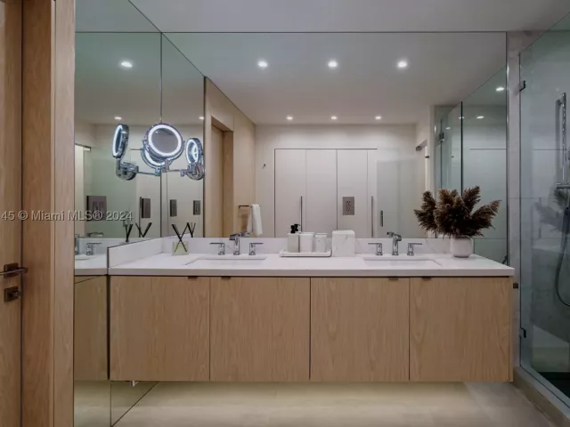3-bedroom condo for rent in Miami Beach - 19115 Fisher Island Dr 19115 - MondialRealty