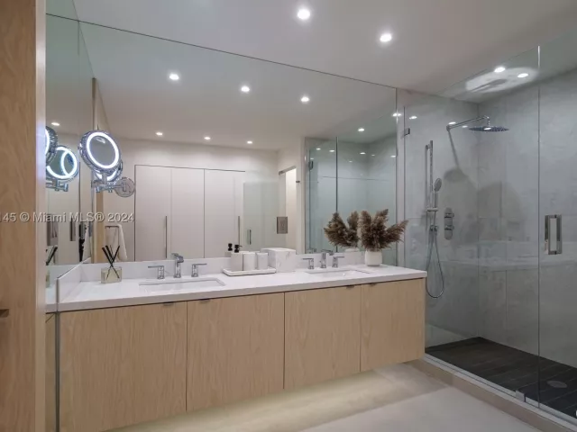 3-bedroom condo for rent in Miami Beach - 19115 Fisher Island Dr 19115 - MondialRealty