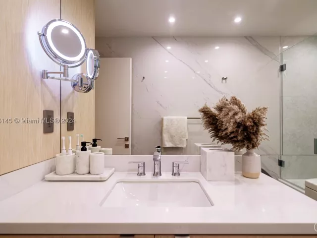 3-bedroom condo for rent in Miami Beach - 19115 Fisher Island Dr 19115 - MondialRealty