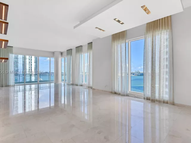 5-bedroom condo for sale in Miami - 900 Brickell Key Blvd 1002 - MondialRealty