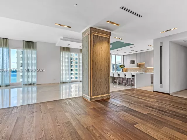 5-bedroom condo for sale in Miami - 900 Brickell Key Blvd 1002 - MondialRealty