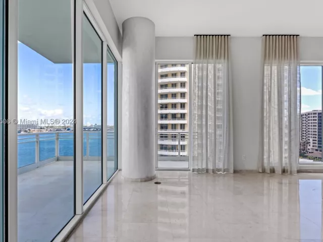 5-bedroom condo for sale in Miami - 900 Brickell Key Blvd 1002 - MondialRealty