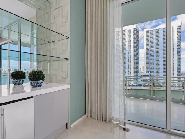 5-bedroom condo for sale in Miami - 900 Brickell Key Blvd 1002 - MondialRealty