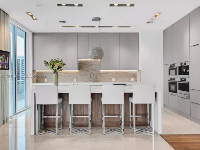 5-bedroom condo for sale in Miami - 900 Brickell Key Blvd 1002 - MondialRealty
