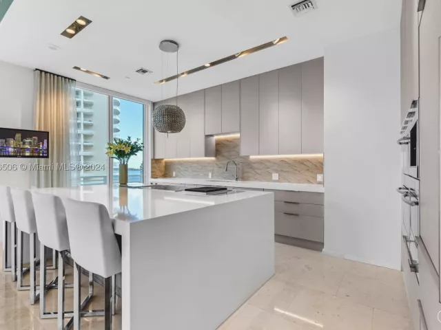 5-bedroom condo for sale in Miami - 900 Brickell Key Blvd 1002 - MondialRealty