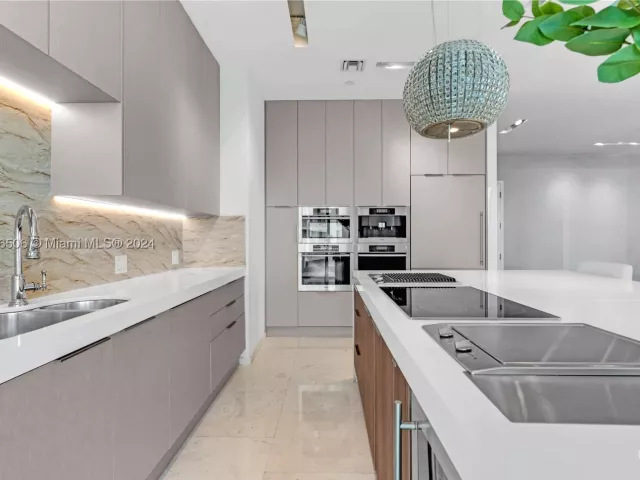 5-bedroom condo for sale in Miami - 900 Brickell Key Blvd 1002 - MondialRealty