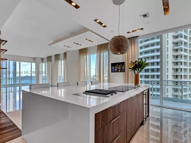 5-bedroom condo for sale in Miami - 900 Brickell Key Blvd 1002 - MondialRealty