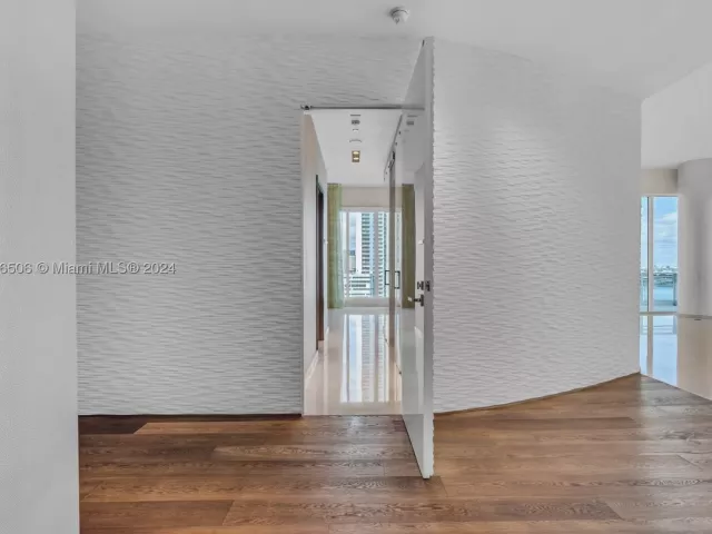 5-bedroom condo for sale in Miami - 900 Brickell Key Blvd 1002 - MondialRealty