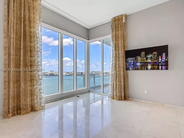 5-bedroom condo for sale in Miami - 900 Brickell Key Blvd 1002 - MondialRealty