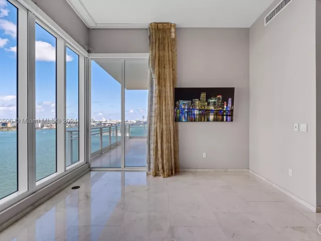 5-bedroom condo for sale in Miami - 900 Brickell Key Blvd 1002 - MondialRealty
