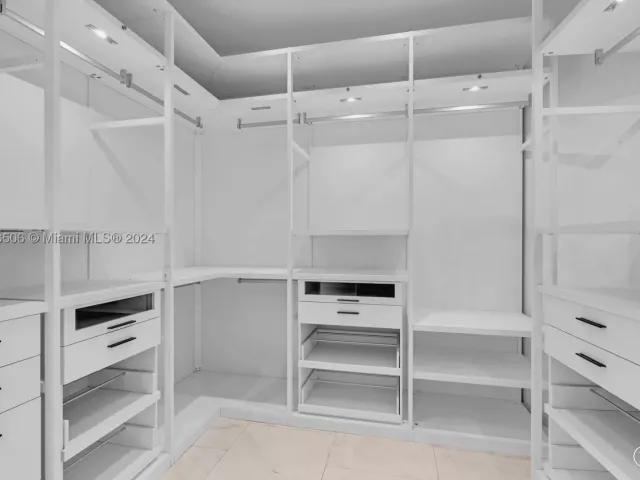5-bedroom condo for sale in Miami - 900 Brickell Key Blvd 1002 - MondialRealty