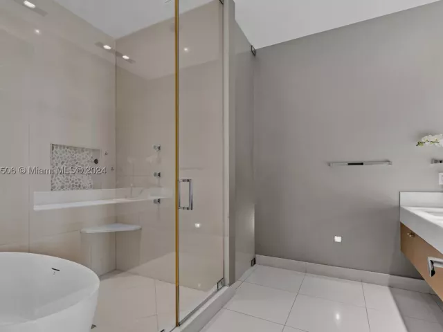 5-bedroom condo for sale in Miami - 900 Brickell Key Blvd 1002 - MondialRealty