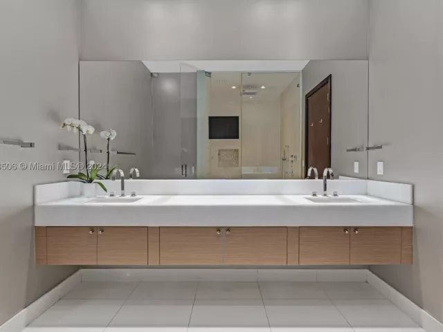 5-bedroom condo for sale in Miami - 900 Brickell Key Blvd 1002 - MondialRealty