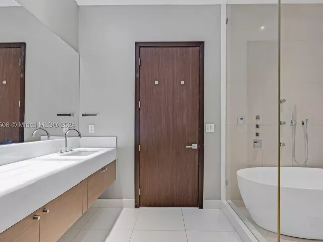 5-bedroom condo for sale in Miami - 900 Brickell Key Blvd 1002 - MondialRealty