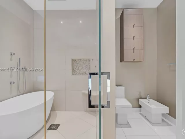 5-bedroom condo for sale in Miami - 900 Brickell Key Blvd 1002 - MondialRealty