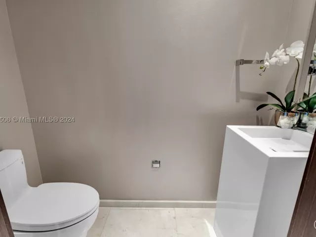 5-bedroom condo for sale in Miami - 900 Brickell Key Blvd 1002 - MondialRealty
