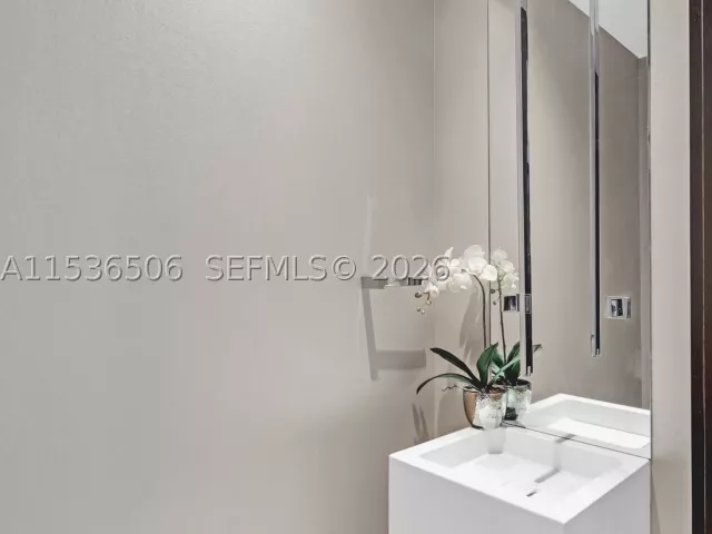 5-bedroom condo for sale in Miami - 900 Brickell Key Blvd 1002 - MondialRealty