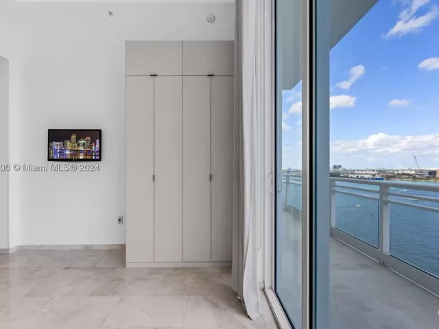 5-bedroom condo for sale in Miami - 900 Brickell Key Blvd 1002 - MondialRealty