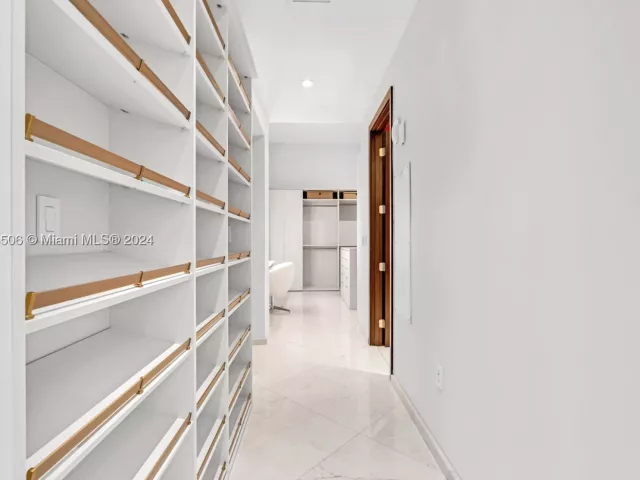 5-bedroom condo for sale in Miami - 900 Brickell Key Blvd 1002 - MondialRealty